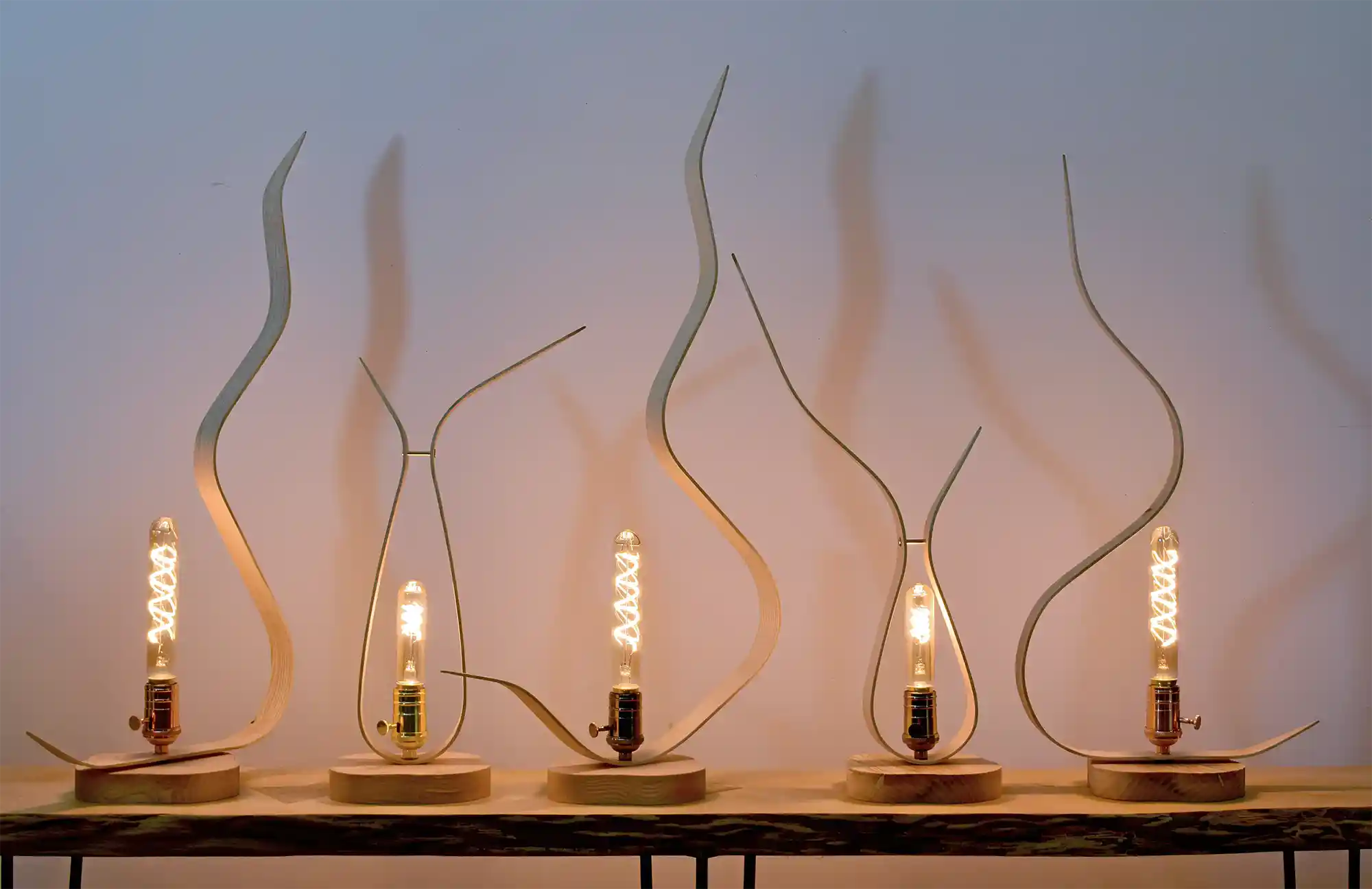 Nouvelle série de lampes en frêne cintré