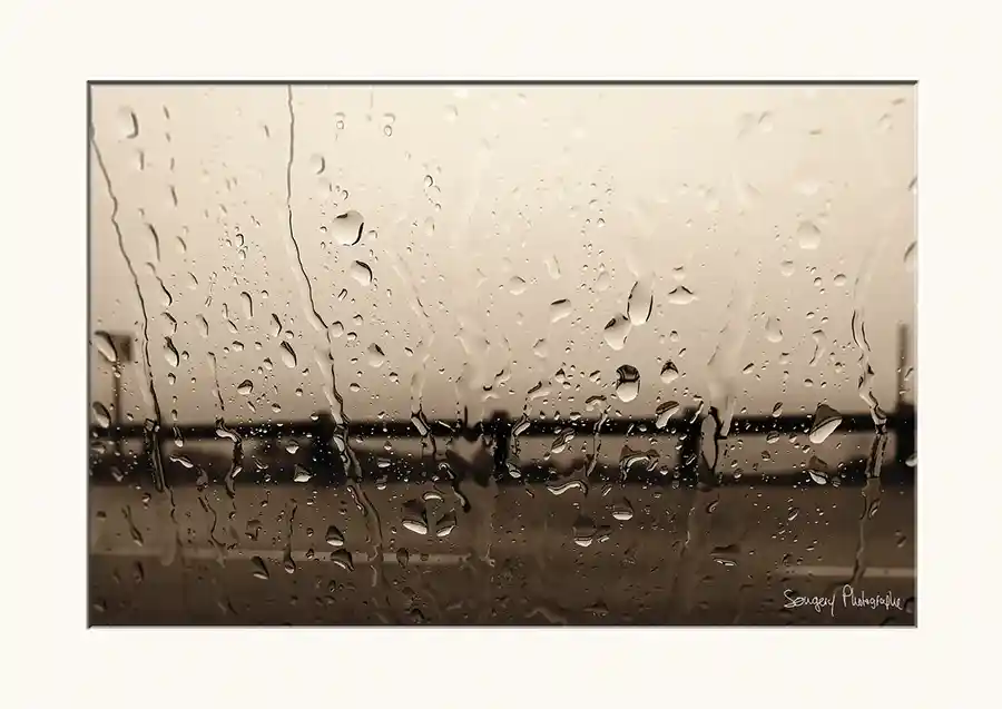 Gouttes - Photographie de gouttes de pluie sur une vitre en Haute-Savoie par Songery Photographe